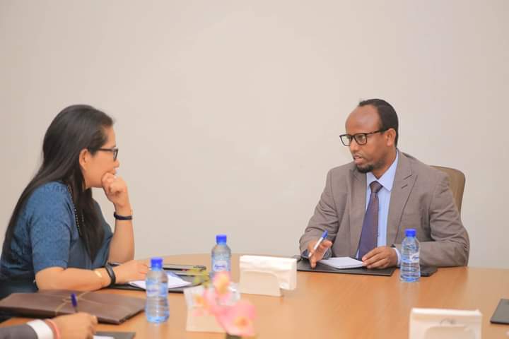 وزير الصحة يبحث مع السفيرة الهندية سبل التعاون في تطوير القطاع الصحي - الصومال
