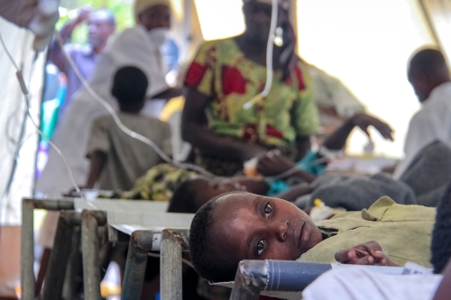 نشر فرق الطوارئ الطبية الدولية للاستجابة لفاشيات الكوليرا في أفريقيا