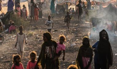 السودان: عام من الصراع يخلف تكلفة بشرية هائلة، وتحذير من تفاقم الكارثة إذا لم يتوقف القتال