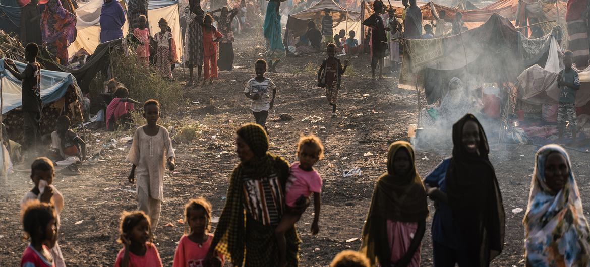 السودان: عام من الصراع يخلف تكلفة بشرية هائلة، وتحذير من تفاقم الكارثة إذا لم يتوقف القتال