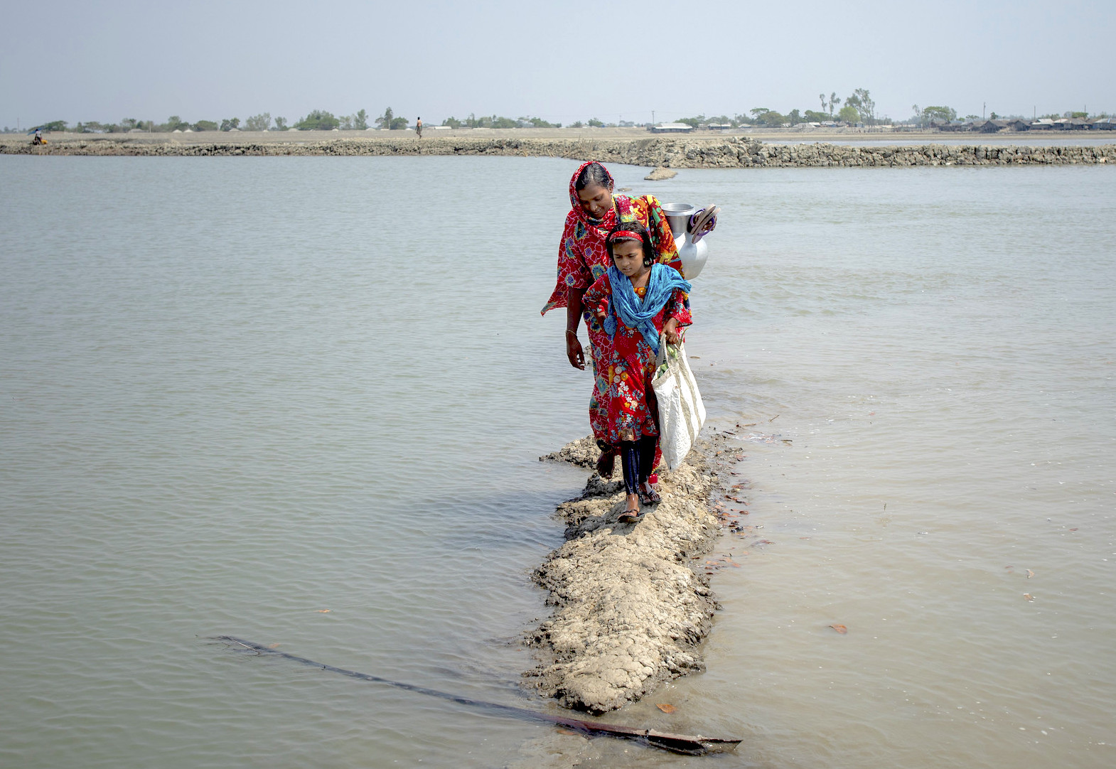 ارتفاع منسوب مياه البحر في بنغلاديش يدفع النساء لتناول حبوب منع الحمل لإيقاف دورتهنّ الشهرية