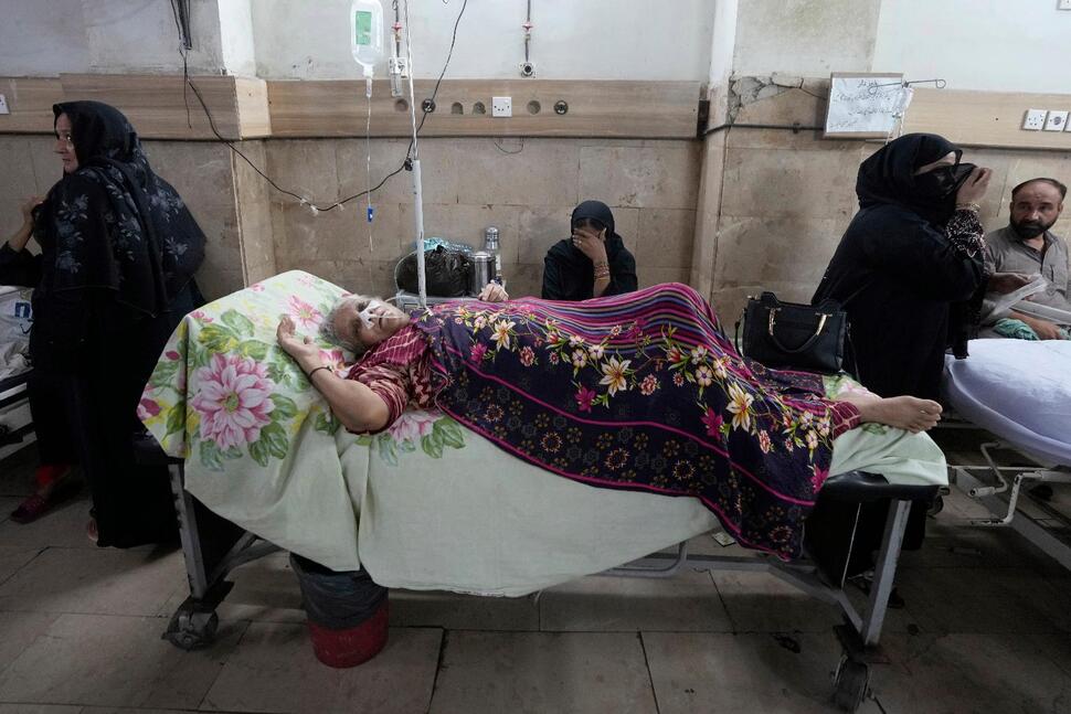 Doctors Treat Thousands of Heatstroke Victims in Southern Pakistan as Temperatures Soar