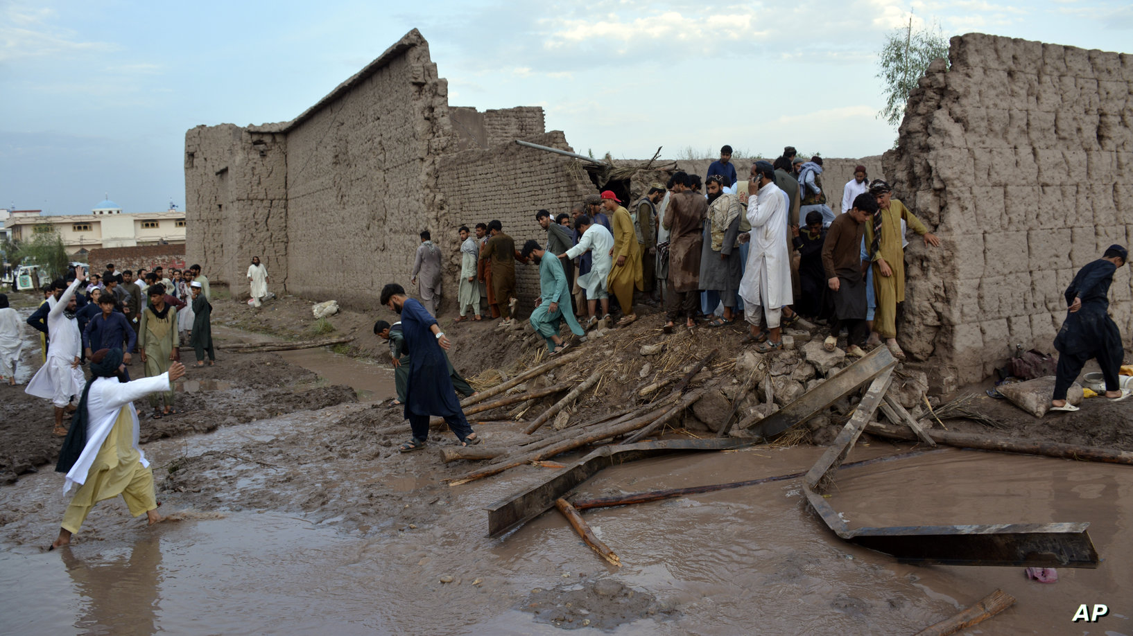 عاصفة مصحوبة بأمطار غزيرة تودي بحياة العشرات شرق أفغانستان