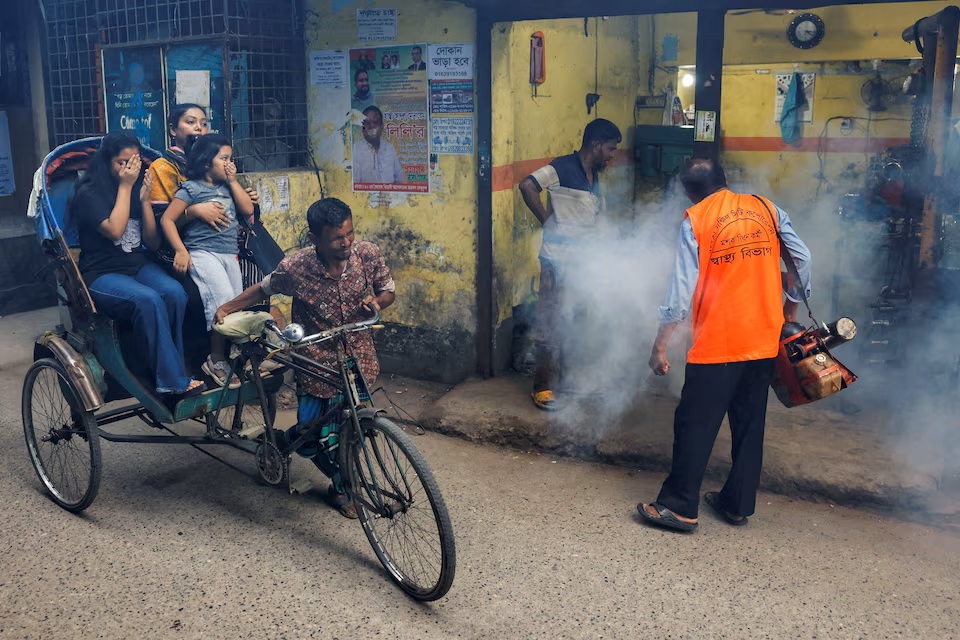 Bangladesh deaths from dengue cross 400 as outbreak worsens