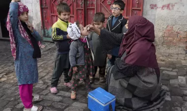 باكستان تُكثف جهودها للقضاء على شلل الأطفال رغم عراقيل الجوار