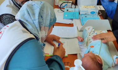 إيصال اللقاحات تحت القصف: فرق جمعية الهلال الأحمر الفلسطيني تخاطر بحياتها لحماية صحة الأطفال في غزة