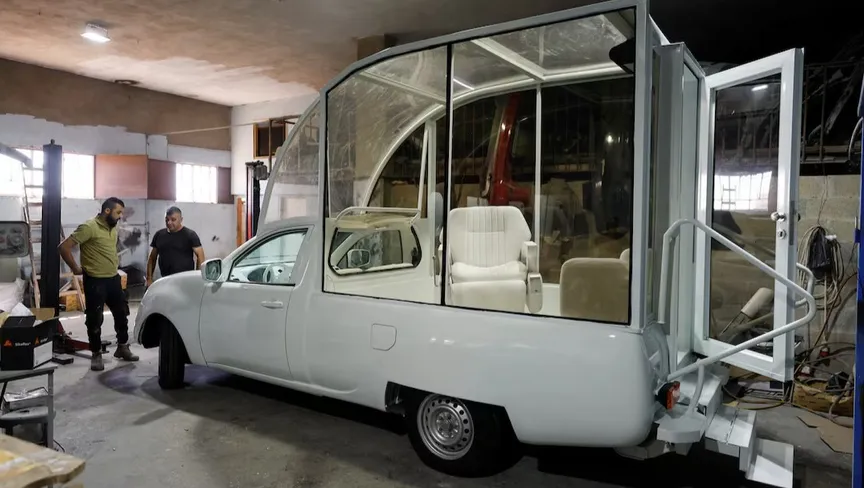 سيارة استخدمها البابا فرنسيس تتحول إلى عيادة متنقلة لأطفال غزة