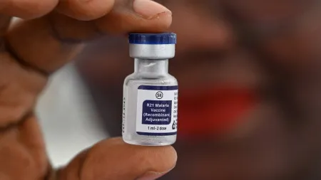 تخفيضات تمويل دولي تهدد توزيع لقاحات الملاريا في أفريقيا وتحذيرات من خسائر بشرية كبيرة