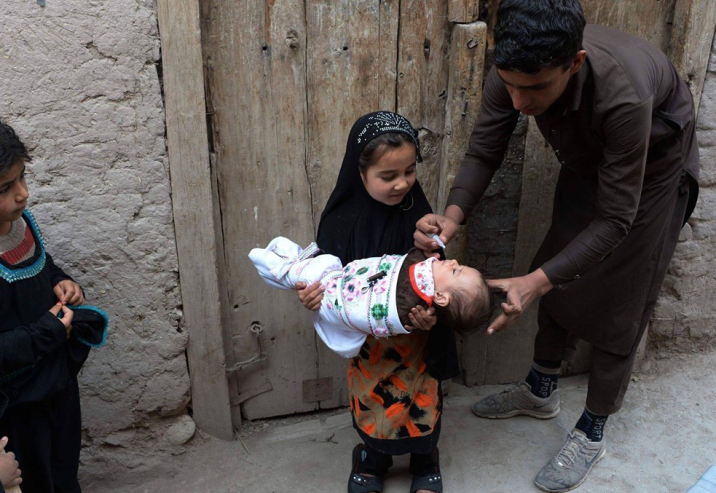 أفغانستان تبدأ أول حملة للتلقيح ضد شلل الأطفال منذ سيطرة طالبان