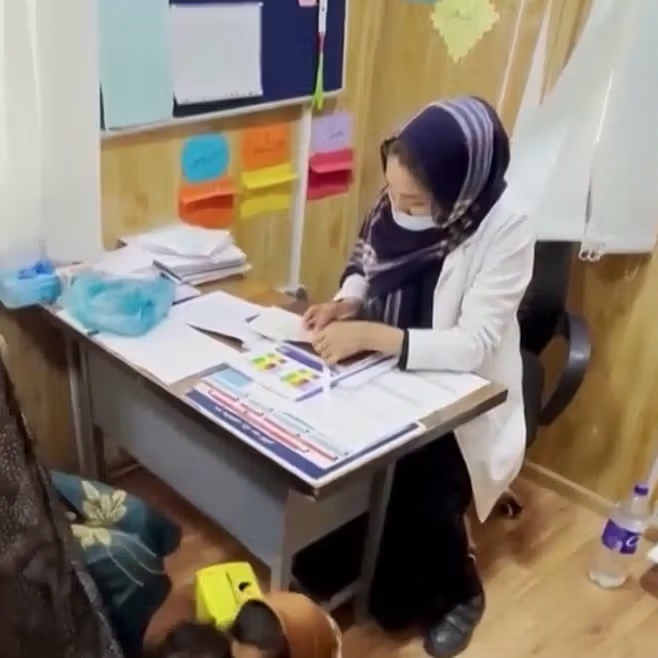 تقرير: قيود طالبان تفاقم أزمة وصول النساء إلى الرعاية الصحية في أفغانستان