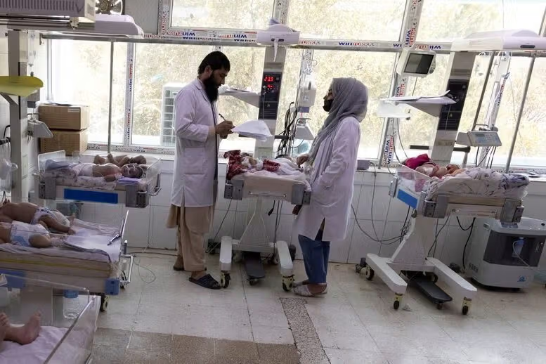 إغلاق 150 مركزاً صحياً في أفغانستان خلال ستة أشهر بسبب نقص التمويل