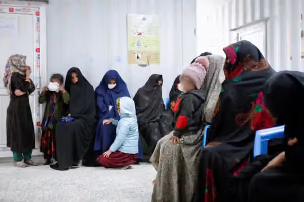 سياسة المحرم لدى طالبان تتسبب في موت أطفال أمام المراكز الصحية