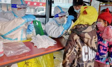 الصين تعزل مدينة صناعية على وقع تفشٍّ جديد لفيروس كورونا