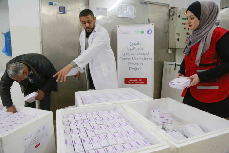 الهلال الأحمر القطري والكويتي يقدمان الأدوية اللازمة لعلاج مرضى السرطان في غزة